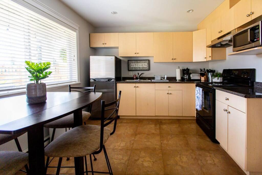 Beautiful & Cozy 1 Bedroom 1 Bath In The Westshore Victoria Exterior photo